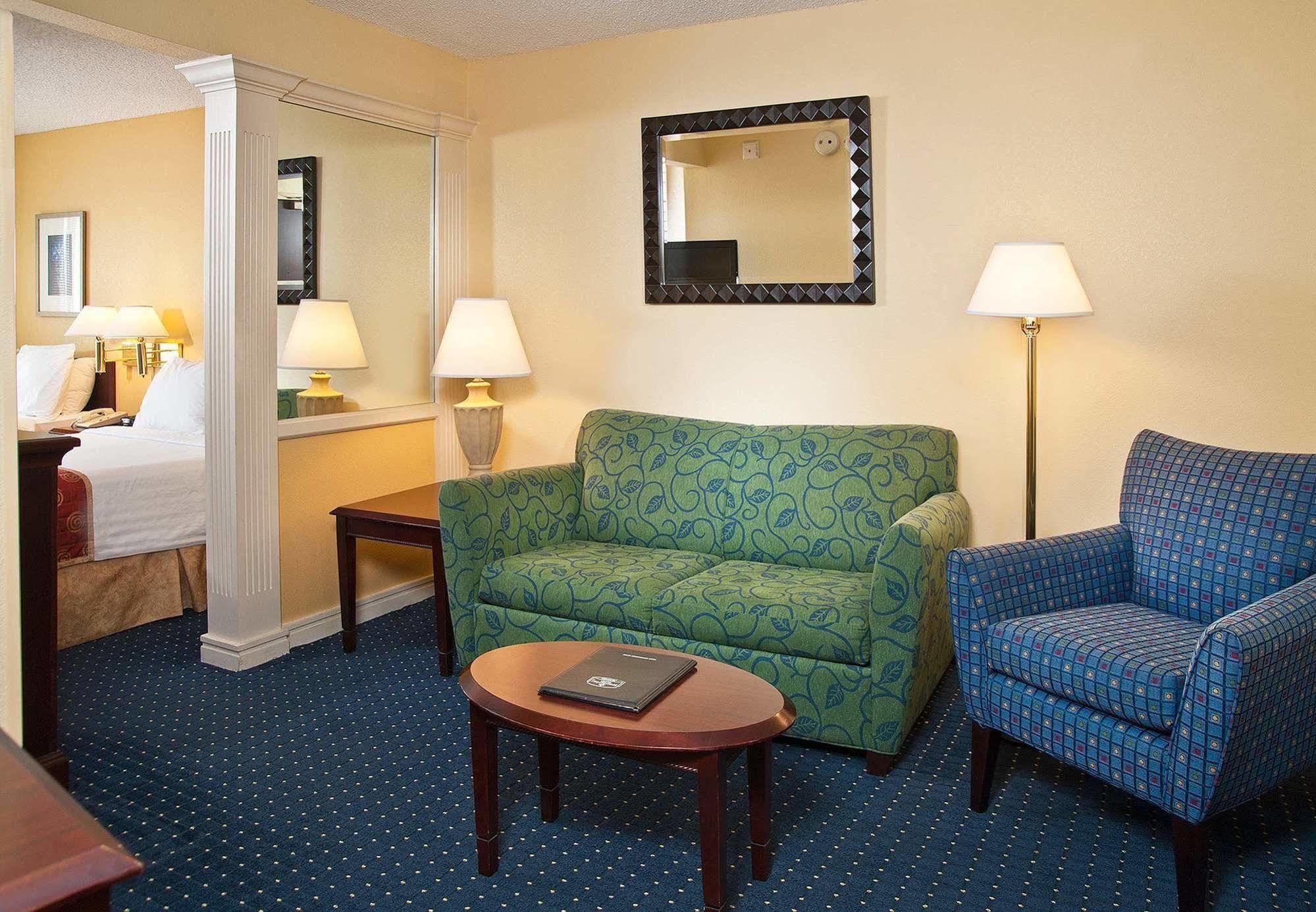 Springhill Chantilly Hotel 3*